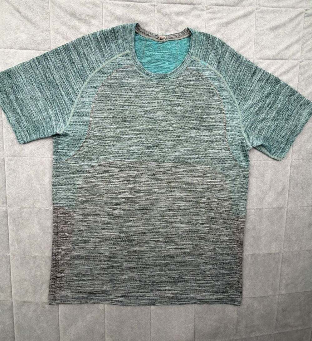 Lululemon Metal Vent Tech Short Sleeve Shirt in Blue Gray Ombre Mens Size Large